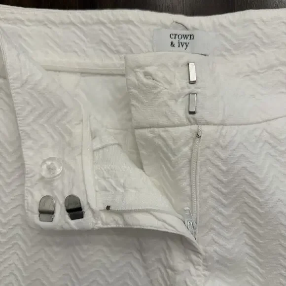 Crown & Ivy Women’s Shorts Size 2 White Textured Scalloped Hem 4” Inseam - Picture 3 of 8